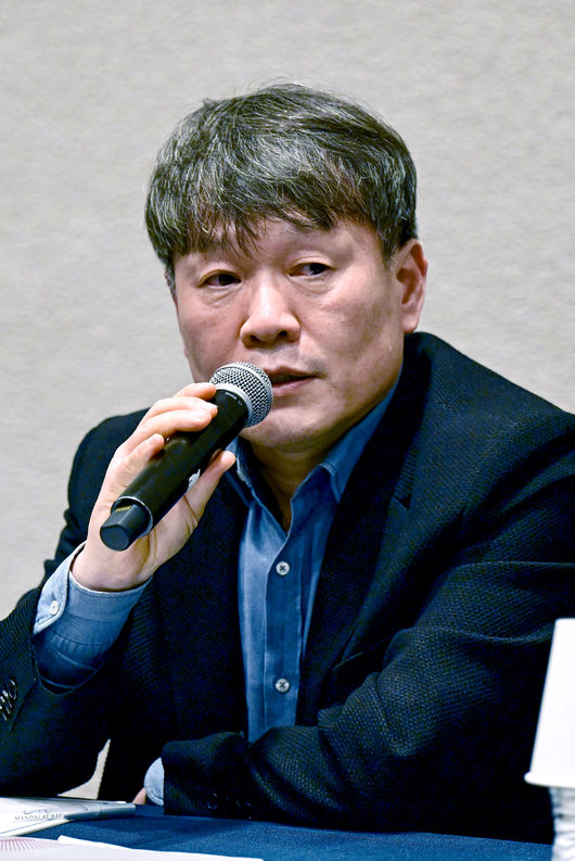 현대모비스 이규석 사장이 5일(현지시간) CES 2026에서 개최된 현대차그룹 기자간담회에서 로보틱스 분야 모비스 경쟁력과 사업 방향에 대해 설명하고 있다.