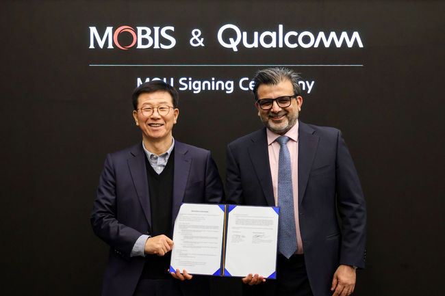 7일(현지시간) 현대모비스 부스에서 전장BU 정수경 부사장과 퀄컴 오토모티브· 산업 및 임베디드· IoT· 로보틱스 담당 본부장인 나쿨 두갈(Nakul Duggal) 총괄부사장이 MOU를 체결하고 기념 촬영하고 있다.
