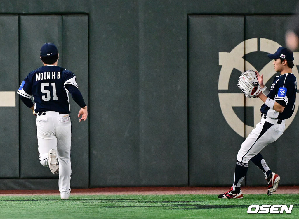 15일 일본 도쿄돔에서 ‘2025 NAVER K-BASEBALL SERIES’ 대한민국과 일본의 1차전 경기가 열렸다.한국은 곽빈, 일본은 소타니 류헤이를 선발투수로 내세웠다.3회말 2사 2루에서 대한민국 문현빈이 일본 오카바야시의 좌익수 플라이 타구를 처리하고 있다. 2025.11.15. /cej@osen.co.kr