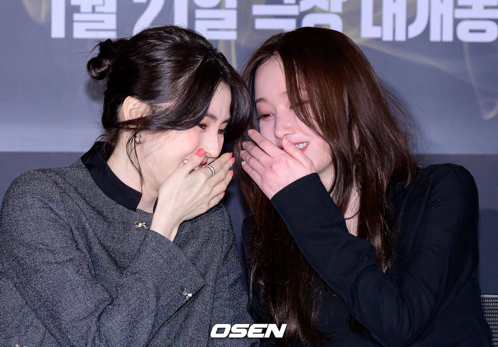 8일 오후 서울 잠실 롯데시네마 월드타워에서 영화 '프로젝트Y' 언론시사회 및 기자간담회가 열렸다.1월 21일에 개봉하는 '프로젝트 Y'는 화려한 도시 그 한가운데에서 다른 내일을 꿈꾸며 살아가던 미선과 도경이 인생의 벼랑 끝에서 검은 돈과 금괴를 훔치면서 벌어지는 이야기를 그린 작품.배우 한소희, 전종서가 간담회를 하고 있다. 2026.01.08 /jpnews@osen.co.kr