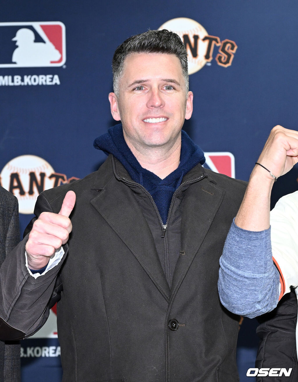 7일 오후 경기 이천 LG 챔피언스파크에서 샌프란시스코 자이언츠 미디어데이가 열렸다.샌프란시스코 구단은 이정후와 비텔로 감독, 윌리 아다메스가 참여하는 방한 프로그램을 진행 중이다. 이번 샌프란시스코의 한국 방문에는 래리 베어 CEO, 버스터 포지 사장, 잭 미나시안 단장 등 구단 주요 인사들이 함께한다.샌프란시스코 버스터 포지 사장이 기념촬영을 하고 있다. 2026.01.07 /sunday@osen.co.kr