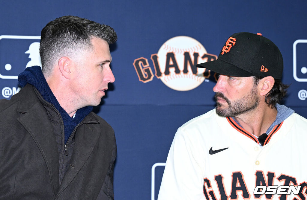 7일 오후 경기 이천 LG 챔피언스파크에서 샌프란시스코 자이언츠 미디어데이가 열렸다.샌프란시스코 구단은 이정후와 비텔로 감독, 윌리 아다메스가 참여하는 방한 프로그램을 진행 중이다. 이번 샌프란시스코의 한국 방문에는 래리 베어 CEO, 버스터 포지 사장, 잭 미나시안 단장 등 구단 주요 인사들이 함께한다.샌프란시스코 버스터 포지 사장, 토니 비텔로 감독이 이야기를 나누고 있다. 2026.01.07 /sunday@osen.co.kr