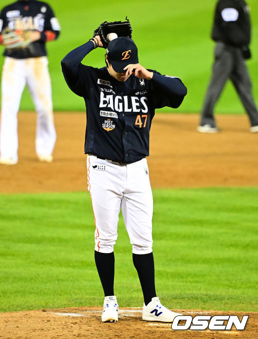 [OSEN=잠실, 지형준 기자] 27일 오후 서울 잠실야구장에서 2025 신한 SOL Bank KBO리그 포스트시즌 한국시리즈 2차전 LG 트윈스와 한화 이글스의 경기가 열렸다.LG는 임찬규, 한화는 류현진을 선발 투수로 내세웠다.4회말 2사 만루에서 한화 김범수가 LG 문보경에 3타점 싹쓸이 적시 2루타를 허용하며 아쉬워하고 있다. 2025.10.27 /jpnews@osen.co.kr