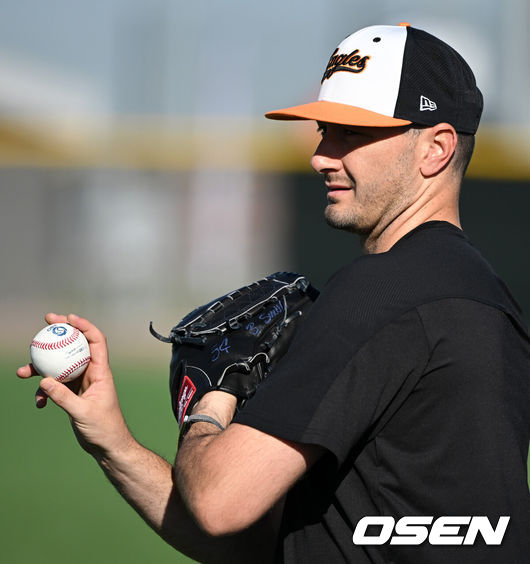 [OSEN=메사(미국 애리조나주), 지형준 기자] 6일(한국시간) 미국 애리조나주 메사에 위치한 벨 뱅크 파크에 스프링캠프를 차린 키움 히어로즈가 2023 시즌을 향한 본격적인 담금질에 나섰다.한화 스미스가 롱토스를 하고 있다. 2023.02.06 /jpnews@osen.co.kr