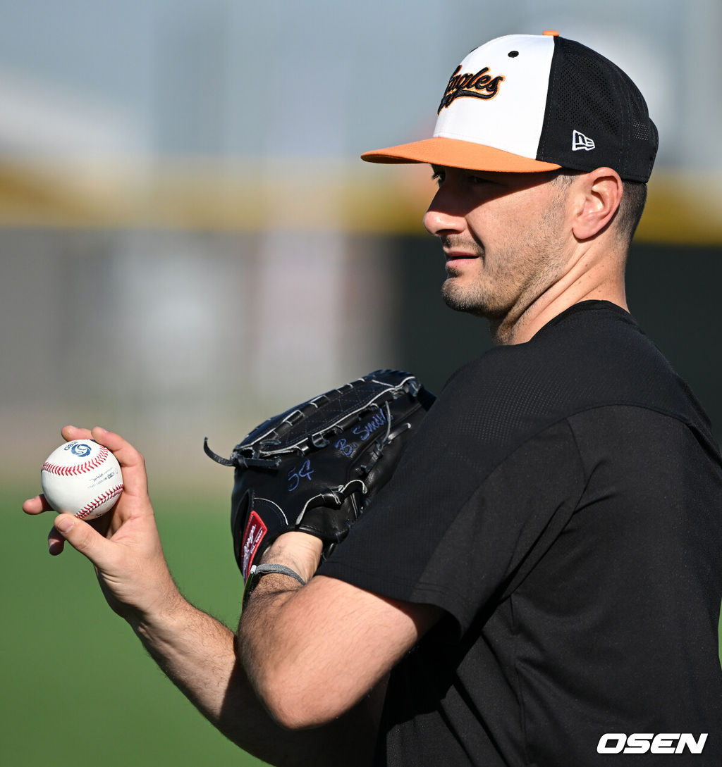 6일(한국시간) 미국 애리조나주 메사에 위치한 벨 뱅크 파크에 스프링캠프를 차린 키움 히어로즈가 2023 시즌을 향한 본격적인 담금질에 나섰다.한화 스미스가 롱토스를 하고 있다. 2023.02.06 /jpnews@osen.co.kr