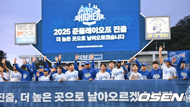 [OSEN=대구, 이석우 기자] 7일 대구 삼성라이온즈파크에서 열린 2025 신한 SOL뱅크 KBO 와일드카드 결정전에서 삼성 라이온즈가 NC 다이노스에 3-0으로 승리, 준플레이오프에 진출했다. 삼성 선발 원태인은 6이닝 4피안타 2사사구 5탈삼진 무실점 완벽투를 뽐냈다.삼성 라이온즈 선수들이 팬들에게 감사 인사를 하고 있다. 2025.10.07 / foto0307@osen.co.kr