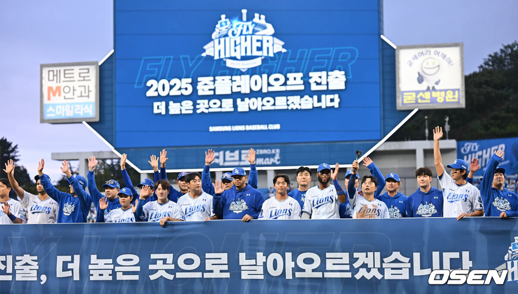 7일 대구 삼성라이온즈파크에서 열린 2025 신한 SOL뱅크 KBO 와일드카드 결정전에서 삼성 라이온즈가 NC 다이노스에 3-0으로 승리, 준플레이오프에 진출했다. 삼성 선발 원태인은 6이닝 4피안타 2사사구 5탈삼진 무실점 완벽투를 뽐냈다.삼성 라이온즈 선수들이 팬들에게 감사 인사를 하고 있다. 2025.10.07 / foto0307@osen.co.kr