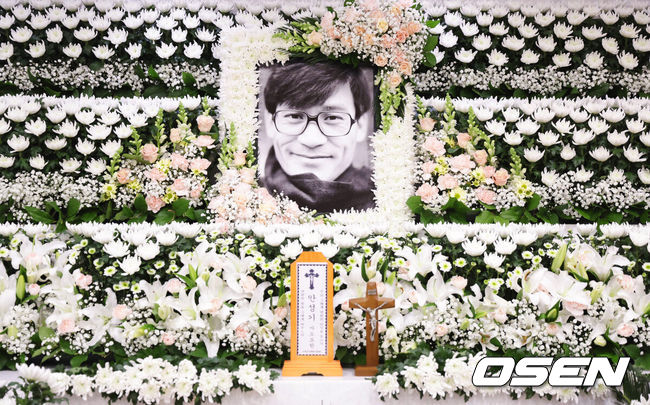 [OSEN=사진팀] '국민 배우' 안성기가 5일 별세했다. 향년 74세.5일 안성기 소속사 아티스트컴퍼니는 “안성기 배우께서 2026년 1월 5일 오전 9시 향년 74세로 별세했다”고 밝혔다.장례는 (재)신영균예술문화재단과 (사)한국영화배우협회 주관으로 영화인장으로 진행될 예정이며 명예장례위원장 신영균, 배창호 감독, 한국영화배우협회 이갑성 이사장, 신영균예술문화재단 직무대행 신언식, 한국영화인협회 양윤호 이사장 등 4인이 공동장례위원장을 맡아 장례를 진행할 예정이다. 또한 아티스트컴퍼니에서 한솥밥을 먹는 동료이자 영화인 후배인 이정재 정우성 등의 운구로 고인의 마지막 길을 배웅한다.안성기의 빈소는 서울성모병원 장례식장 31호실에 마련되며 발인은 오는 9일 오전 6시 엄수된다. 장지는 양평 별그리다다. / photo@osen.co.kr