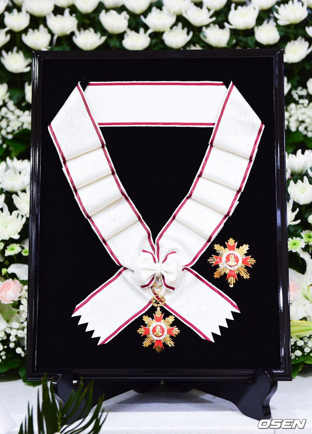 [OSEN=사진팀] 정부가 5일 별세한 배우 고(故) 안성기에게 문화훈장 최고 등급인 금관문화훈장을 추서했다. 문화예술 발전과 국민의 문화 향유에 기여한 공적을 기리기 위한 조치로, 문화체육관광부 최휘영 장관은 정부를 대표해 훈장을 전했다.이번 금관문화훈장은 2005년 보관문화훈장(3등급), 2013년 은관문화훈장(2등급)에 이은 세 번째 훈장이었다. 60여 년에 걸쳐 한국영화의 성장과 도약을 이끈 공로를 공식적으로 기리는 의미가 담겼다.안성기는 1957년 영화 ‘황혼열차’로 데뷔한 이후 ‘바람 불어 좋은 날’, ‘고래사냥’, ‘투캅스’, ‘실미도’, ‘화려한 휴가’, ‘한산: 용의 출현’ 등 130여 편에 출연하며 세대를 아우르는 연기를 남겼다. 특히 ‘실미도’를 통해 한국영화 최초 천만 관객 시대를 열며 대중성과 산업적 성장을 상징하는 배우로 평가받았다.대종상·청룡·백상 등 주요 시상식에서 다수의 상을 수상한 그는 ‘국민 배우’로 한국영화와 생애를 함께했다. 고인은 이날 오전 9시 서울 용산구 순천향대병원 중환자실에서 가족이 지켜보는 가운데 별세했으며, 장례는 영화인장으로 치러졌다. 빈소는 서울성모병원 장례식장에 마련됐고 발인은 9일 오전 6시 엄수됐다. / photo@osen.co.kr<사진=사진공동취재단>