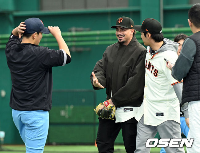 이정후의 고교 후배들 향해 먼저 다가가 인사한 아다메스