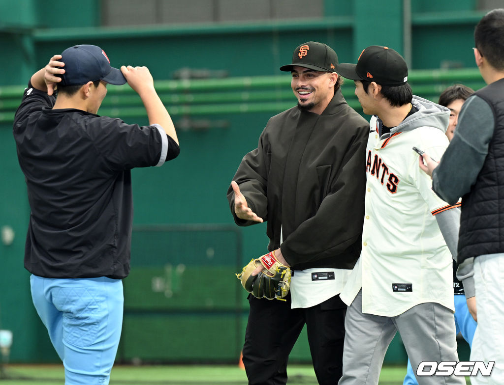 이정후의 고교 후배들 향해 먼저 다가가 인사한 아다메스