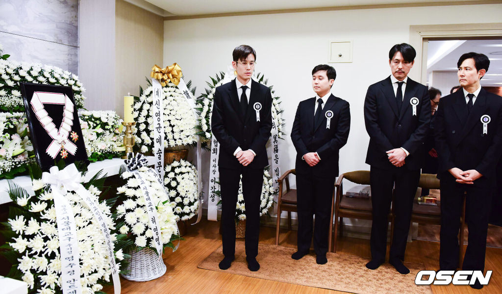 [OSEN=사진팀] 정부가 5일 별세한 배우 고(故) 안성기에게 문화훈장 최고 등급인 금관문화훈장을 추서했다. 문화예술 발전과 국민의 문화 향유에 기여한 공적을 기리기 위한 조치로, 문화체육관광부 최휘영 장관은 정부를 대표해 훈장을 전했다.이번 금관문화훈장은 2005년 보관문화훈장(3등급), 2013년 은관문화훈장(2등급)에 이은 세 번째 훈장이었다. 60여 년에 걸쳐 한국영화의 성장과 도약을 이끈 공로를 공식적으로 기리는 의미가 담겼다.안성기는 1957년 영화 ‘황혼열차’로 데뷔한 이후 ‘바람 불어 좋은 날’, ‘고래사냥’, ‘투캅스’, ‘실미도’, ‘화려한 휴가’, ‘한산: 용의 출현’ 등 130여 편에 출연하며 세대를 아우르는 연기를 남겼다. 특히 ‘실미도’를 통해 한국영화 최초 천만 관객 시대를 열며 대중성과 산업적 성장을 상징하는 배우로 평가받았다.대종상·청룡·백상 등 주요 시상식에서 다수의 상을 수상한 그는 ‘국민 배우’로 한국영화와 생애를 함께했다. 고인은 이날 오전 9시 서울 용산구 순천향대병원 중환자실에서 가족이 지켜보는 가운데 별세했으며, 장례는 영화인장으로 치러졌다. 빈소는 서울성모병원 장례식장에 마련됐고 발인은 9일 오전 6시 엄수됐다. / photo@osen.co.kr<사진=사진공동취재단>