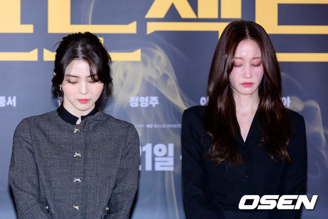 [OSEN=지형준 기자] 8일 오후 서울 잠실 롯데시네마 월드타워에서 영화 '프로젝트Y' 언론시사회 및 기자간담회가 열렸다.1월 21일에 개봉하는 '프로젝트 Y'는 화려한 도시 그 한가운데에서 다른 내일을 꿈꾸며 살아가던 미선과 도경이 인생의 벼랑 끝에서 검은 돈과 금괴를 훔치면서 벌어지는 이야기를 그린 작품.배우 한소희, 전종서가 故 안성기를 추모하며 묵념을 하고 있다. 2026.01.08 /jpnews@osen.co.kr