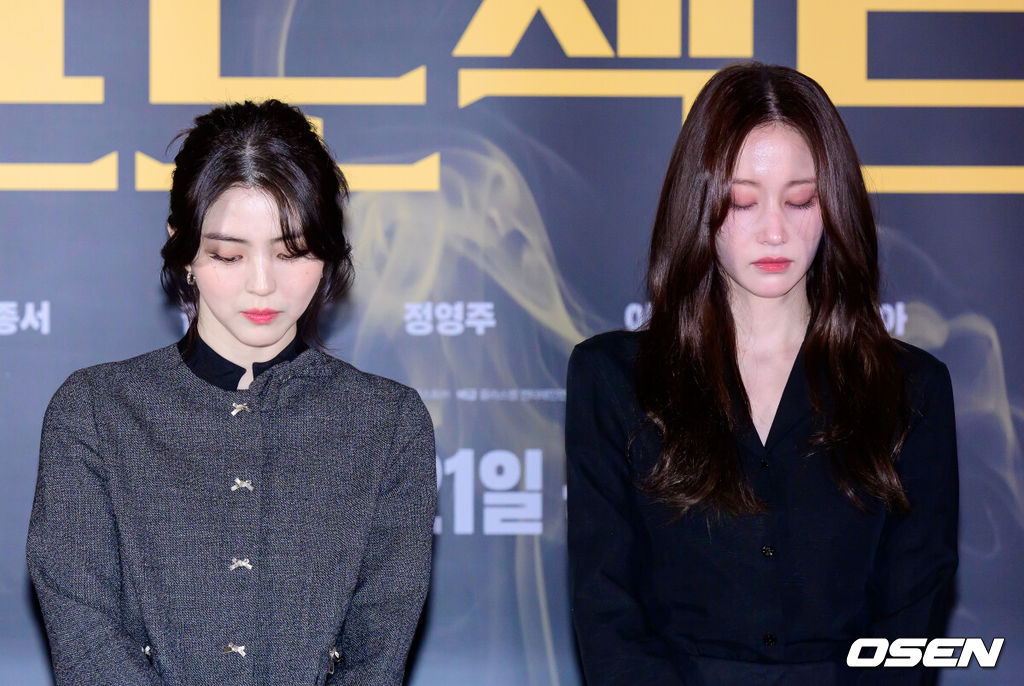 8일 오후 서울 잠실 롯데시네마 월드타워에서 영화 '프로젝트Y' 언론시사회 및 기자간담회가 열렸다.1월 21일에 개봉하는 '프로젝트 Y'는 화려한 도시 그 한가운데에서 다른 내일을 꿈꾸며 살아가던 미선과 도경이 인생의 벼랑 끝에서 검은 돈과 금괴를 훔치면서 벌어지는 이야기를 그린 작품.배우 한소희, 전종서가 故 안성기를 추모하며 묵념을 하고 있다. 2026.01.08 /jpnews@osen.co.kr