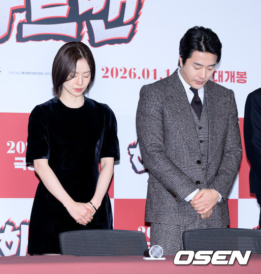 [OSEN=이대선 기자] 8일 오후 서울 잠실 롯데시네마 월드타워에서 영화 '하트맨' 언론시사회가 열렸다.‘하트맨’은 돌아온 남자 승민(권상우)이 다시 만난 첫사랑을 놓치지 않기 위해 고군분투하지만, 그녀에게 절대 말할 수 없는 비밀이 생기며 벌어지는 코미디로 오는 14일 전국 극장에서 개봉한다.배우 박지환, 문채원, 권상우, 표지훈, 최원섭 감독이 故 안성기를 추모하고 있다. 2026.01.08 /sunday@osen.co.kr