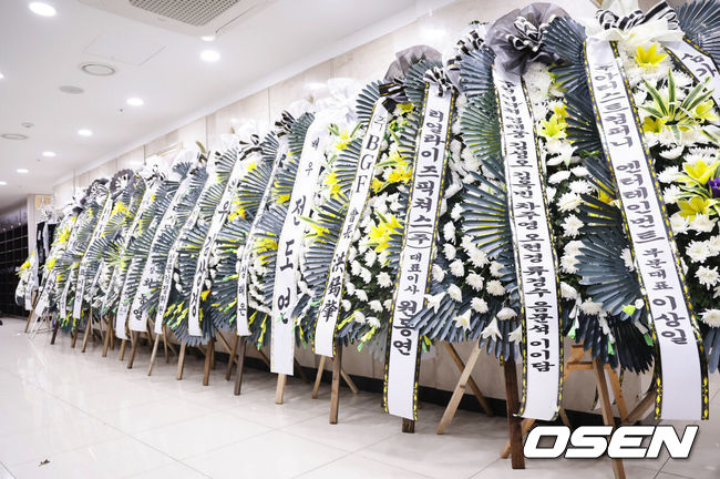 [OSEN=사진팀] '국민 배우' 안성기가 5일 별세했다. 향년 74세.5일 안성기 소속사 아티스트컴퍼니는 “안성기 배우께서 2026년 1월 5일 오전 9시 향년 74세로 별세했다”고 밝혔다.장례는 (재)신영균예술문화재단과 (사)한국영화배우협회 주관으로 영화인장으로 진행될 예정이며 명예장례위원장 신영균, 배창호 감독, 한국영화배우협회 이갑성 이사장, 신영균예술문화재단 직무대행 신언식, 한국영화인협회 양윤호 이사장 등 4인이 공동장례위원장을 맡아 장례를 진행할 예정이다. 또한 아티스트컴퍼니에서 한솥밥을 먹는 동료이자 영화인 후배인 이정재 정우성 등의 운구로 고인의 마지막 길을 배웅한다.안성기의 빈소는 서울성모병원 장례식장 31호실에 마련되며 발인은 오는 9일 오전 6시 엄수된다. 장지는 양평 별그리다다. / photo@osen.co.kr<사진=사진공동취재단>