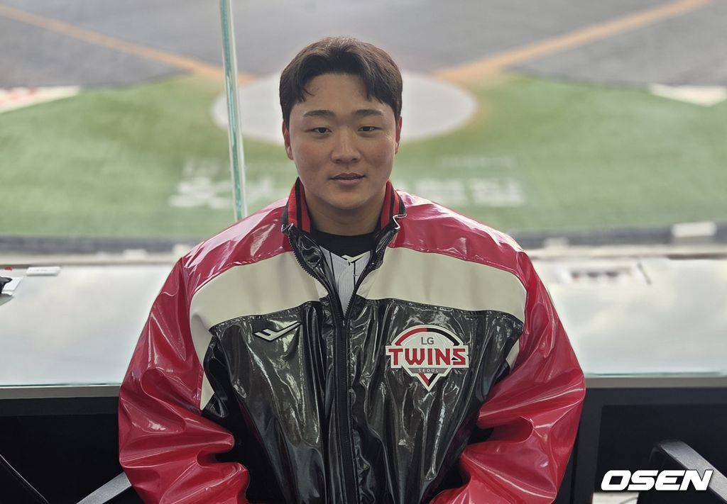 LG트윈스 이재원이 군 복무를 마치고 복귀했다. 이재원이 잠실구장에서 취재진과 인터뷰를 하고 있다. /orange@osen.co.kr  