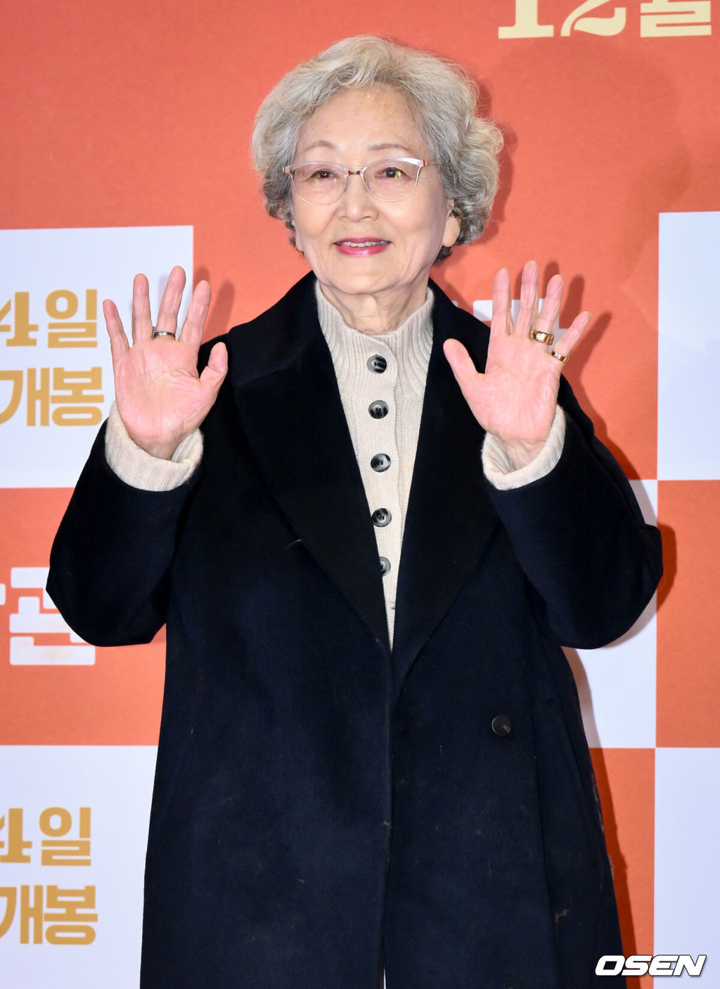 영화 '소방관(감독 곽경택)’ VIP시사회 및 포토월 행사가 3일 오후 서울시 강남구 메가박스 코엑스에서 열렸다.2001년 홍제동 화재 참사 사건을 모티브로 제작된 '소방관'은 열악한 환경 속에서도 화재 진압과 전원 구조라는 단 하나의 목표를 가지고 투입된 소방관들의 상황을 그린 이야기다.배우 김영옥이 포즈를 취하고 있다. 2024.12.03 /cej@osen.co.kr