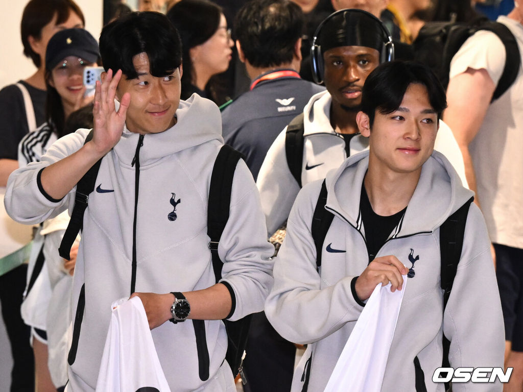 토트넘 선수단이 1일 오후 인천국제공항을 통해 입국했다. 토트넘은 오는 3일 서울월드컵경기장에서 뉴캐슬(잉글랜드)과 2025 쿠팡플레이 시리즈 2경기를 치른다.토트넘 손흥민, 양민혁이 태극기를 들고 입국장을 나서고 있다.2025.08.01 /cej@osen.co.kr