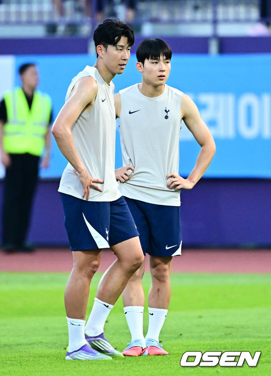 [OSEN=안양, 지형준 기자] 2일 오후 안양종합운동장에서&nbsp;‘2025&nbsp;쿠팡플레이 시리즈’ 토트넘 훗스퍼 오픈 트레이닝이 열렸다.이날 오전에 열린 기자회견에서 손흥민은 토트넘과 이별을 발표했다. 토트넘은 3일 오후 8시 서울월드컵경기장에서 쿠팡플레이 시리즈 2차전 뉴캐슬 유나이티드와 친선 경기를 가진다. 손흥민의 토트넘 소속 마지막 경기일 수도 있다.토트넘 양민혁, 손흥민이 훈련을 하고 있다. 2025.08.02 / jpnews@osen.co.kr