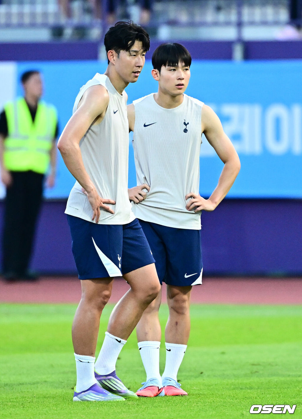 2일 오후 안양종합운동장에서 ‘2025 쿠팡플레이 시리즈’ 토트넘 훗스퍼 오픈 트레이닝이 열렸다.이날 오전에 열린 기자회견에서 손흥민은 토트넘과 이별을 발표했다. 토트넘은 3일 오후 8시 서울월드컵경기장에서 쿠팡플레이 시리즈 2차전 뉴캐슬 유나이티드와 친선 경기를 가진다. 손흥민의 토트넘 소속 마지막 경기일 수도 있다.토트넘 양민혁, 손흥민이 훈련을 하고 있다. 2025.08.02 / jpnews@osen.co.kr