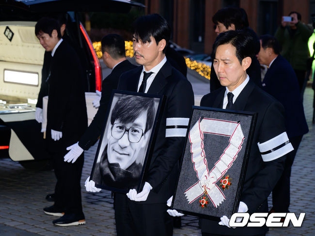 故 안성기 장례 미사 및 영결식이 9일 서울 명동성당에서 엄수됐다.  안성기는 지난 5일 오전 9시 서울 용산구 순천향대병원 중환자실에서 치료를 받던 중 가족들이 지켜보는 가운데 향년 74세로 세상을 떠났다. 지난달 30일 자택에서 음식물이 목에 걸린 채 쓰러져 병원으로 이송된 뒤 의식불명 상태로 치료를 받아온 지 6일 만이다.  영결식에서는 고인의 마지막 소속사 아티스트컴퍼니의 수장인 정우성과 이정재가 각각 영정과 훈장을 들며 고인을 배웅한다. 운구는 설경구, 박철민, 유지태, 박해일, 조우진, 주지훈이 맡았다.  배우 현빈, 변요한이 장례 미사에 참석하고 있다. 2026.01.08 /jpnews@osen.co.kr