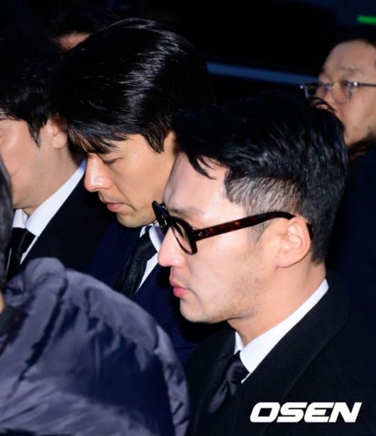 故 안성기 장례 미사 및 영결식이 9일 서울 명동성당에서 엄수됐다.  안성기는 지난 5일 오전 9시 서울 용산구 순천향대병원 중환자실에서 치료를 받던 중 가족들이 지켜보는 가운데 향년 74세로 세상을 떠났다. 지난달 30일 자택에서 음식물이 목에 걸린 채 쓰러져 병원으로 이송된 뒤 의식불명 상태로 치료를 받아온 지 6일 만이다.  영결식에서는 고인의 마지막 소속사 아티스트컴퍼니의 수장인 정우성과 이정재가 각각 영정과 훈장을 들며 고인을 배웅한다. 운구는 설경구, 박철민, 유지태, 박해일, 조우진, 주지훈이 맡았다.  배우 현빈, 변요한이 장례 미사에 참석하고 있다. 2026.01.08 /jpnews@osen.co.kr