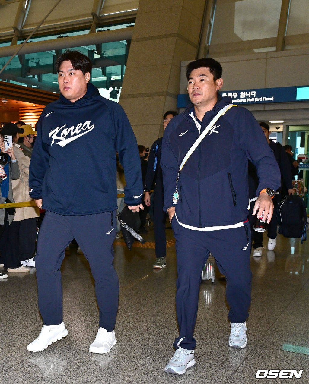 류지현 감독이 이끄는 한국 야구대표팀이 오는 3월 열리는 WBC를 준비하기 위해 9일 오전 인천공항을 통해 미국령 사이판으로 출국했다.류지현호는 9일부터 21일까지 사이판에서 1차 전지훈련 담금질에 나선다.류현진과 노경은이 출국장에 들어서고 있다. 2026.01.09 / dreamer@osen.co.kr