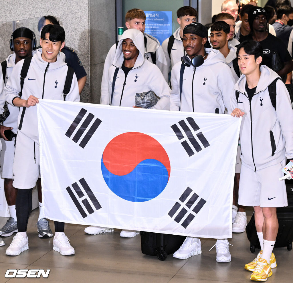토트넘 선수단이 1일 오후 인천국제공항을 통해 입국했다. 토트넘은 오는 3일 서울월드컵경기장에서 뉴캐슬(잉글랜드)과 2025 쿠팡플레이 시리즈 2경기를 치른다.토트넘 손흥민, 양민혁이 태극기를 들고 기념 촬영을 하고 있다. 2025.08.01 /cej@osen.co.kr