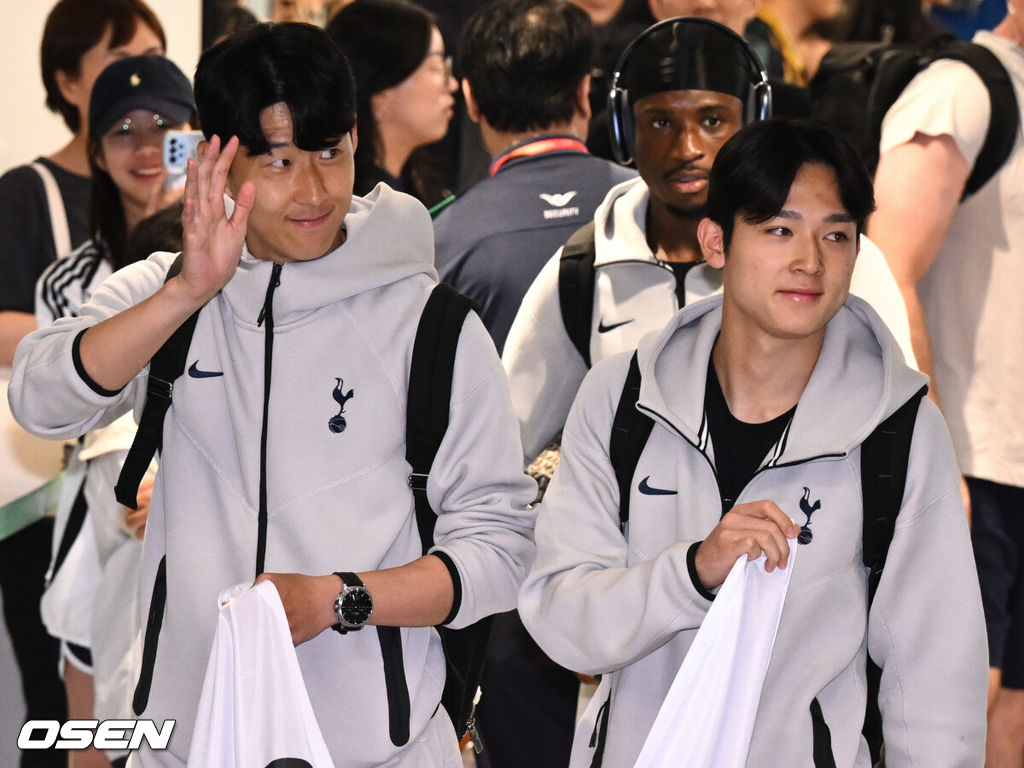 토트넘 선수단이 1일 오후 인천국제공항을 통해 입국했다. 토트넘은 오는 3일 서울월드컵경기장에서 뉴캐슬(잉글랜드)과 2025 쿠팡플레이 시리즈 2경기를 치른다.토트넘 손흥민, 양민혁이 태극기를 들고 입국장을 나서고 있다.2025.08.01 /cej@osen.co.kr