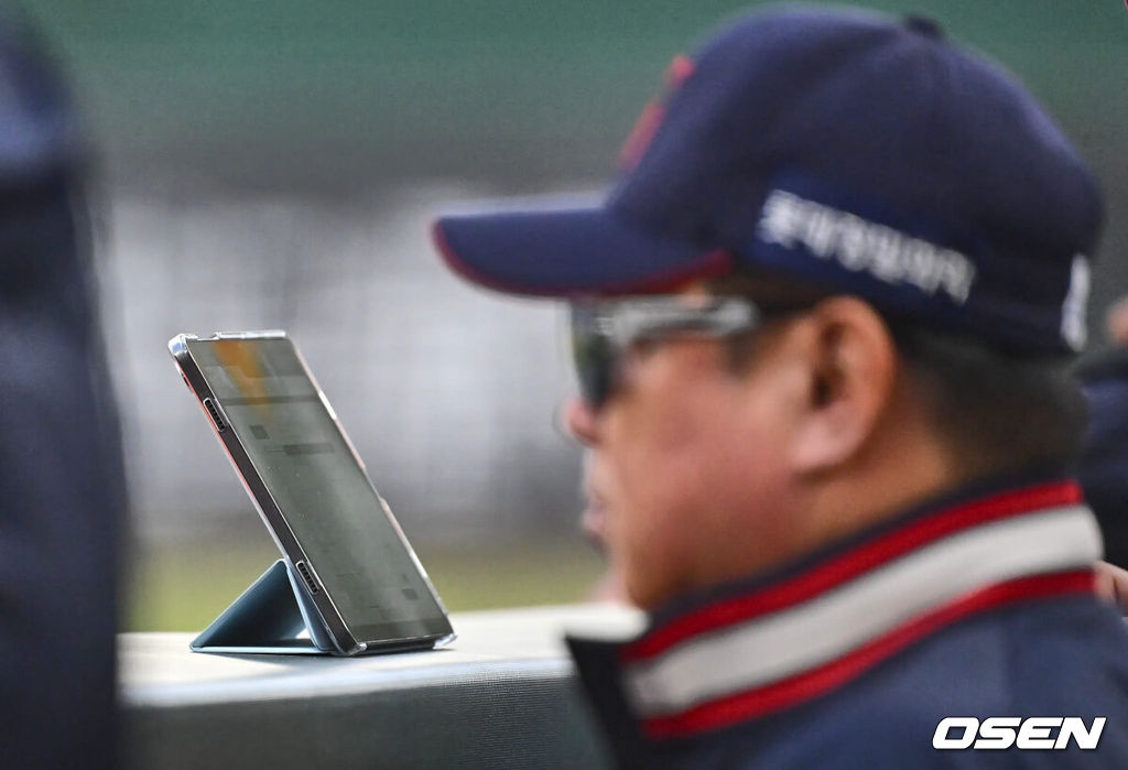 롯데 자이언츠 김태형 감독, ABS 태블릿 075 2024.04.19 / foto0307@osen.co.kr