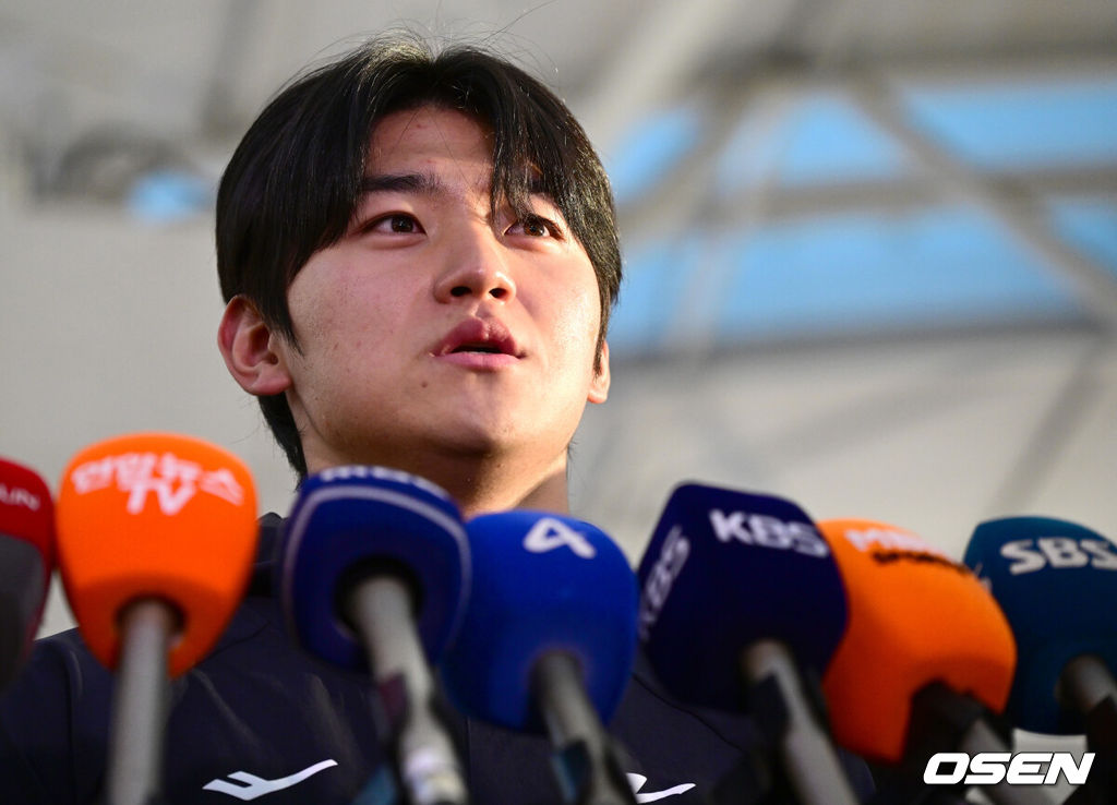 류지현 감독이 이끄는 한국 야구대표팀이 오는 3월 열리는 WBC를 준비하기 위해 9일 오전 인천공항을 통해 미국령 사이판으로 출국했다.류지현호는 9일부터 21일까지 사이판에서 1차 전지훈련 담금질에 나선다.대표팀 김도영이 취재진과 질의응답 시간을 갖고 있다. 2026.01.09 / dreamer@osen.co.kr