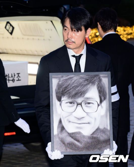 故 안성기 장례 미사 및 영결식이 9일 서울 명동성당에서 엄수됐다.  안성기는 지난 5일 오전 9시 서울 용산구 순천향대병원 중환자실에서 치료를 받던 중 가족들이 지켜보는 가운데 향년 74세로 세상을 떠났다. 지난달 30일 자택에서 음식물이 목에 걸린 채 쓰러져 병원으로 이송된 뒤 의식불명 상태로 치료를 받아온 지 6일 만이다.  영결식에서는 고인의 마지막 소속사 아티스트컴퍼니의 수장인 정우성과 이정재가 각각 영정과 훈장을 들며 고인을 배웅한다. 운구는 설경구, 박철민, 유지태, 박해일, 조우진, 주지훈이 맡았다.  정우성이 영정을 들고 명동성당으로 들어서고 있다. 2026.01.08 /jpnews@osen.co.kr