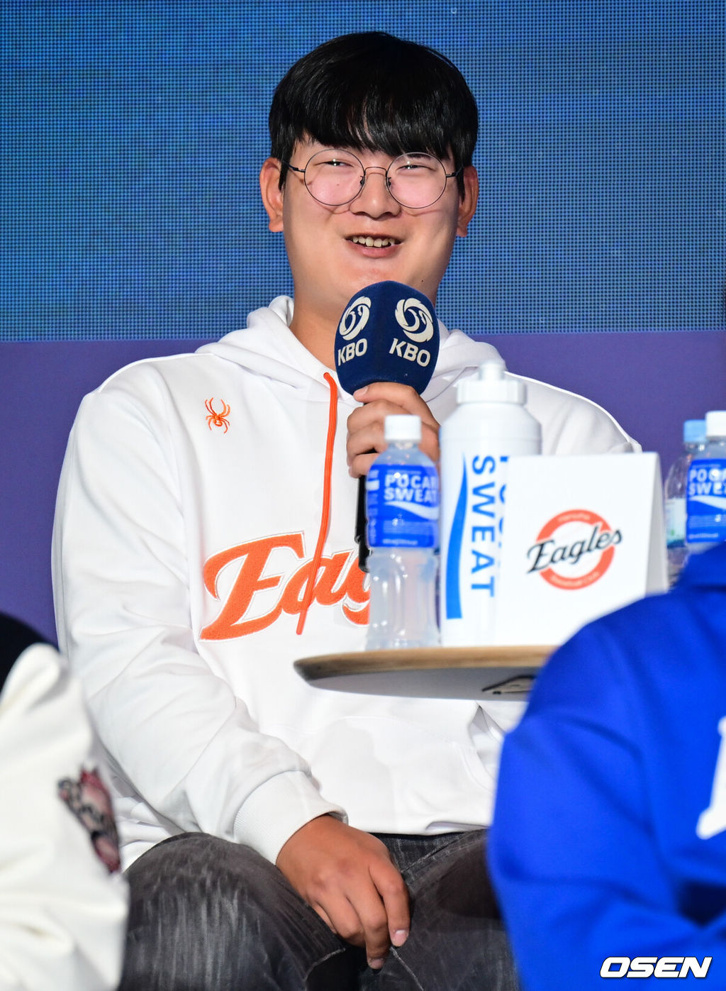 ’2025 신한 SOL Bank KBO 미디어데이 & 팬페스트’가 20일 서울 송파구 롯데호텔 월드에서 열렸다. 이번 행사에는 각 구단의 감독을 비롯해 KIA 나성범, 김도영, 삼성 구자욱, 강민호, LG 박해민, 홍창기, 두산 양의지, 김택연, KT 장성우, 강백호, SSG 김광현, 박성한, 롯데 전준우, 윤동희, 한화 채은성, 김서현, NC 박민우, 김형준, 키움 송성문, 이주형 등 KBO 리그 10개 구단 주장과 대표 선수가 참석한다.한화 김서현이 인터뷰를 하고 있다. 2025.03.20 /cej@osen.co.kr