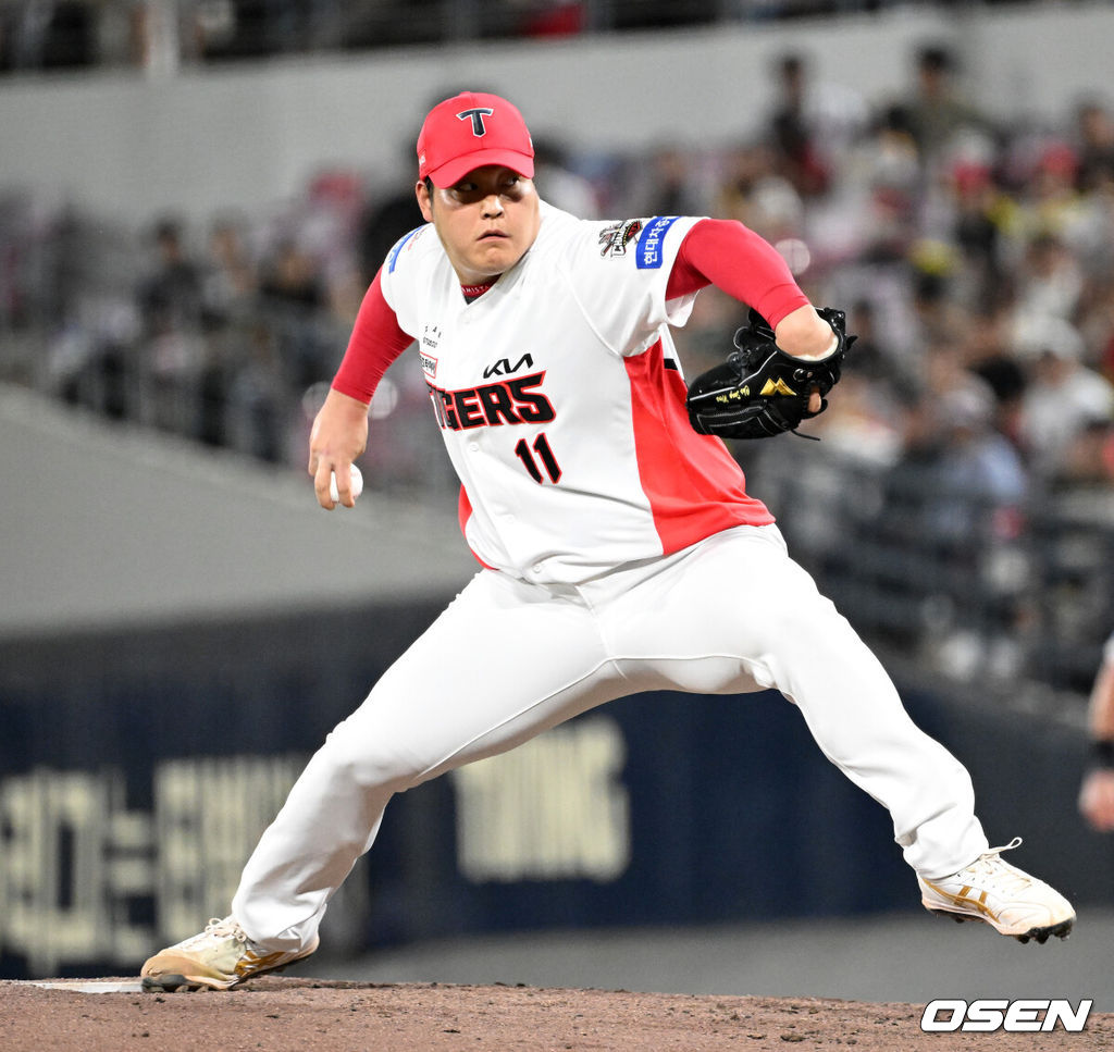 18일 오후 광주-기아 챔피언스필드에서 2025 신한 SOL Bank KBO리그 KIA 타이거즈와 KT 위즈의 경기가 열렸다.KIA는 윤영철, KT는 소형준을 선발 투수로 내세웠다.8회초 무사에서 KIA 조상우가 역투하고 있다. 2025.06.18 /sunday@osen.co.kr