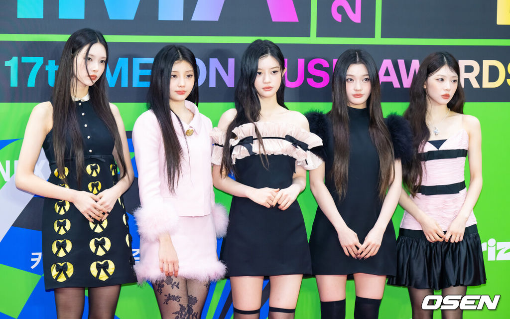 2025 멜론뮤직어워드(MMA2025)가 20일 오후 서울 고척스카이돔에서 진행됐다. 이날 행사에는 지드래곤(G-DRAGON), 박재범, 10CM, 지코, 엑소(EXO), 우즈(WOODZ), 제니(JENNIE), 에스파(aespa), 아이브(IVE), 한로로, 보이넥스트도어(BOYNEXTDOOR), 라이즈(RIIZE), 플레이 브(PLAVE), 엔시티 위시(NCT WISH), 아일릿(ILLIT), 하츠투하츠(Hearts2Hearts), 키키(Kiki), 올데 이 프로젝트(ALLDAY PROJECT), 아이딧(IDID), 알파드라이브원(ALPHA DRIVE ONE) 등 초호화 아티스트 라인업으로 꾸려졌다. 그룹 아일릿이 포즈를 취하고 있다.   2025.12.20 / soul1014@osen.co.kr