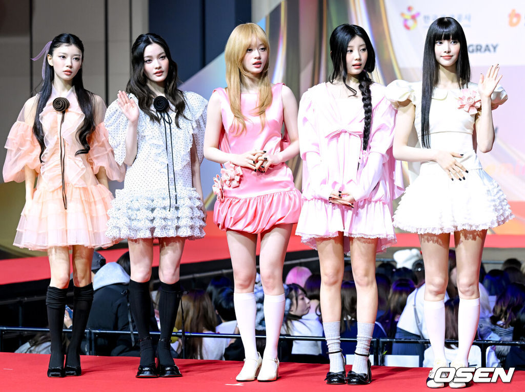 SBS 가요대전 레드카펫 행사가 25일 오후 인천광역시 중구 운서동 인스파이어 아레나에서 열렸다.이날 SBS를 통해 생방송되는 '가요대전'에서는 엔하이픈, 에이티즈, 투어스, 투모로우바이투게더, 앤팀, 보이넥스트도어, 코르티스, 넥스지, 킥플립, 동방신기 유노윤호, 스트레이 키즈, 제로베이스원, 라이즈, 엔시티 태용, 엔시티 드림, 엔시티 위시, 에스파, 아이브, 르세라핌, 있지, 엔믹스, 아일릿, 하츠투하츠, 키키, 미야오, 이즈나, 베이비몬스터, 베이비돈크라이, 올데이 프로젝트, 트레저, 더보이즈, 아이딧, 에이엠피, 아홉 등이 무대를 꾸민다.아일릿이 포즈를 취하고 있다. 2025.12.25 /cej@osen.co.kr