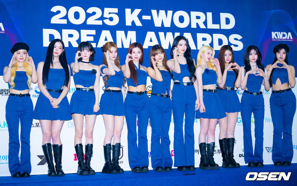 21일 오후 서울 송파구 잠실실내체육관에서 '2025 케이 월드 드림 어워즈'(2025 K WORLD DREAM AWARDS) 블루카펫 및 포토월 행사가 진행됐다.지난 2017년 '제1회 소리바다 베스트 케이뮤직 어워즈'로 출발해 올해로 9년째 이어지고 있는 이 시상식은 글로벌 시장에서 케이팝을 빛내고 있는 주역들과 셀럽들이 한자리에 모여 다채로운 볼거리를 제공한다.트리플에스(tripleS)가 입장하며 포즈를 취하고 있다. 2025.08.21 /rumi@osen.co.kr