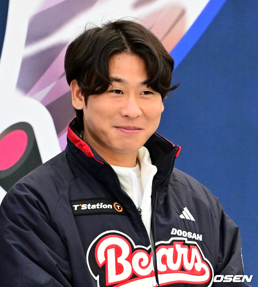 프로야구 두산 베어스가 23일 오후 서울 잠실야구장에서 ‘2025 곰들의 모임’을 개최했다.곰들의 모임은 한 시즌 동안 변함없는 응원을 보내준 최강 10번타자 팬들에게 감사의 마음을 전하기 위해 마련된 팬 페스티벌이다.두산 박찬호가 무대에 올라 인사를 하고 있다. 2025.11.23 /jpnews@osen.co.kr