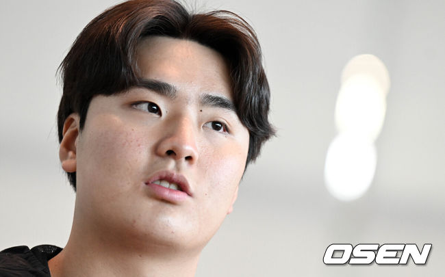 [OSEN=인천공항, 조은정 기자] 피츠버그 파이리츠와 입단 계약에 합의한 심준석이 24일 오후 인천국제공항을 통해 피츠버그로 출국했다. 심준석이 출국 전 취재진과 인터뷰를 하고 있다. 2023.01.24 /cej@osen.co.kr