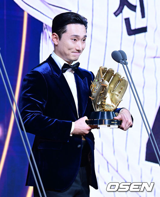 [OSEN=지형준 기자] 9일 오후 서울 송파구 잠실동 롯데호텔 월드에서 2025 신한은행 SOL 뱅크 KBO 골든글러브 시상식이 열렸다.KBO 골든글러브 시상식은 포지션별 최고의 선수를 가리는 자리로 올 시즌의 대미를 장식하는 자리다.&nbsp;LG 신민재가 2루수 부문 골든글러브를 수상하며 소감을 말하고 있다. 2025.12.09 /jpnews@osen.co.kr