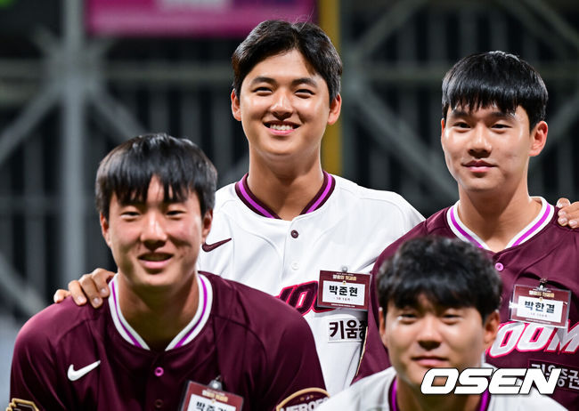 [OSEN=고척 박준형 기자] 호랑이군단이 가을야구를 향한 실낱같은 희망을 이어갔다.&nbsp;프로야구 KIA 타이거즈는 24일 서울 고척스카이돔에서 열린 2025 신한 SOL뱅크 KBO리그 키움 히어로즈와의 시즌 마지막 맞대결(16차전)에서 2-0으로 승리했다.&nbsp;8위 KIA는 2연패에서 탈출하며 ‘1’밖에 남지 않은 가을야구 탈락 확정 트래직 넘버 소멸을 막았다. 시즌 63승 4무 71패. 올해 키움전은 8승 2무 6패 우위로 마쳤다. 반면 2연패에 빠진 최하위 키움은 47승 4무 90패가 됐다.&nbsp;키움 신인 박준현이 미소 짓고 있다.  2025.09.24 / soul1014@osen.co.kr