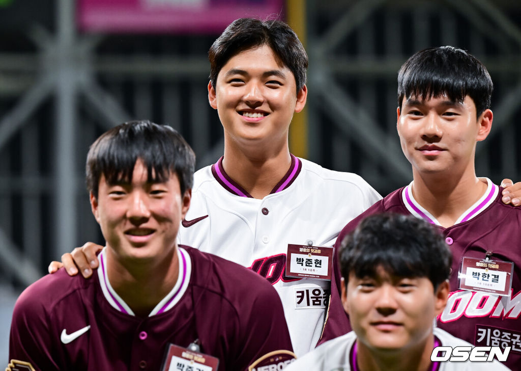 호랑이군단이 가을야구를 향한 실낱같은 희망을 이어갔다. 프로야구 KIA 타이거즈는 24일 서울 고척스카이돔에서 열린 2025 신한 SOL뱅크 KBO리그 키움 히어로즈와의 시즌 마지막 맞대결(16차전)에서 2-0으로 승리했다. 8위 KIA는 2연패에서 탈출하며 ‘1’밖에 남지 않은 가을야구 탈락 확정 트래직 넘버 소멸을 막았다. 시즌 63승 4무 71패. 올해 키움전은 8승 2무 6패 우위로 마쳤다. 반면 2연패에 빠진 최하위 키움은 47승 4무 90패가 됐다. 키움 신인 박준현이 미소 짓고 있다.  2025.09.24 / soul1014@osen.co.kr