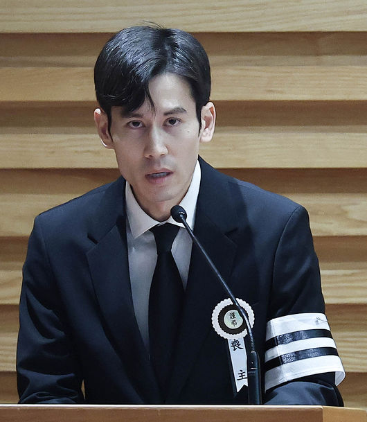 [OSEN=사진팀] 故 안성기 장례 미사 및 영결식이 9일 서울 명동성당에서 엄수됐다.안성기는 지난 5일 오전 9시 서울 용산구 순천향대병원 중환자실에서 치료를 받던 중 가족들이 지켜보는 가운데 향년 74세로 세상을 떠났다. 지난달 30일 자택에서 음식물이 목에 걸린 채 쓰러져 병원으로 이송된 뒤 의식불명 상태로 치료를 받아온 지 6일 만이다.영결식에서는 고인의 마지막 소속사 아티스트컴퍼니의 수장인 정우성과 이정재가 각각 영정과 훈장을 들며 고인을 배웅했다. 운구는 설경구, 박철민, 유지태, 박해일, 조우진, 주지훈이 맡았다.고인의 아들 안다빈씨가 인사말을 하고 있다. 2026.01.09 / photo@osen.co.kr사진=사진공동취재단