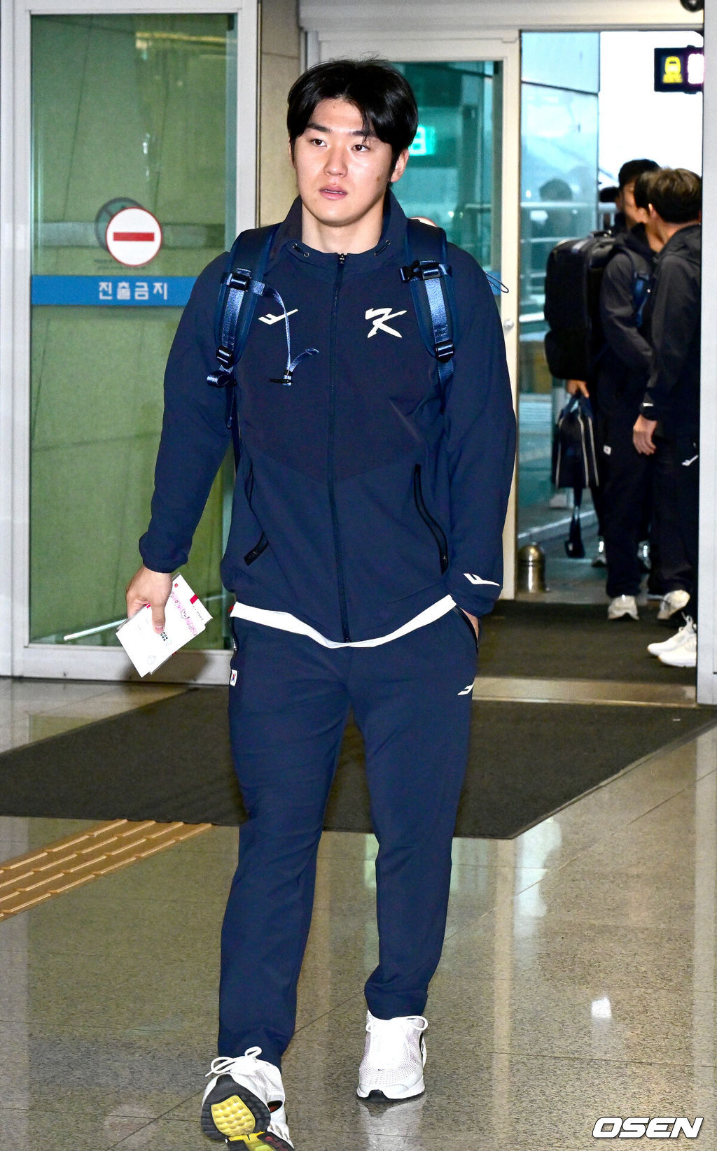 류지현 감독이 이끄는 한국 야구대표팀이 오는 3월 열리는 WBC를 준비하기 위해 9일 오전 인천공항을 통해 미국령 사이판으로 출국했다.류지현호는 9일부터 21일까지 사이판에서 1차 전지훈련 담금질에 나선다.대표팀 김도영이 출국장에 들어서고 있다. 2026.01.09 / dreamer@osen.co.kr