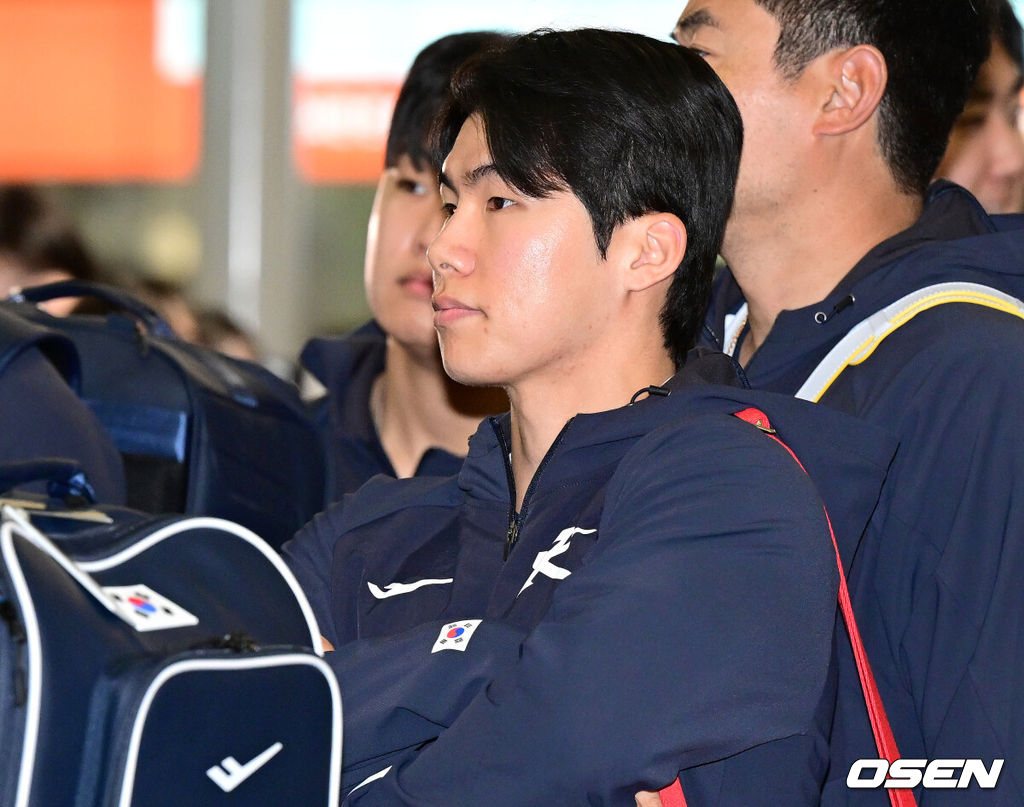 류지현 감독이 이끄는 한국 야구대표팀이 오는 3월 열리는 WBC를 준비하기 위해 9일 오전 인천공항을 통해 미국령 사이판으로 출국했다.류지현호는 9일부터 21일까지 사이판에서 1차 전지훈련 담금질에 나선다.대표팀 김혜성을 비롯한 선수들이 출국 수속을 밟고 있다. 2026.01.09 / dreamer@osen.co.kr