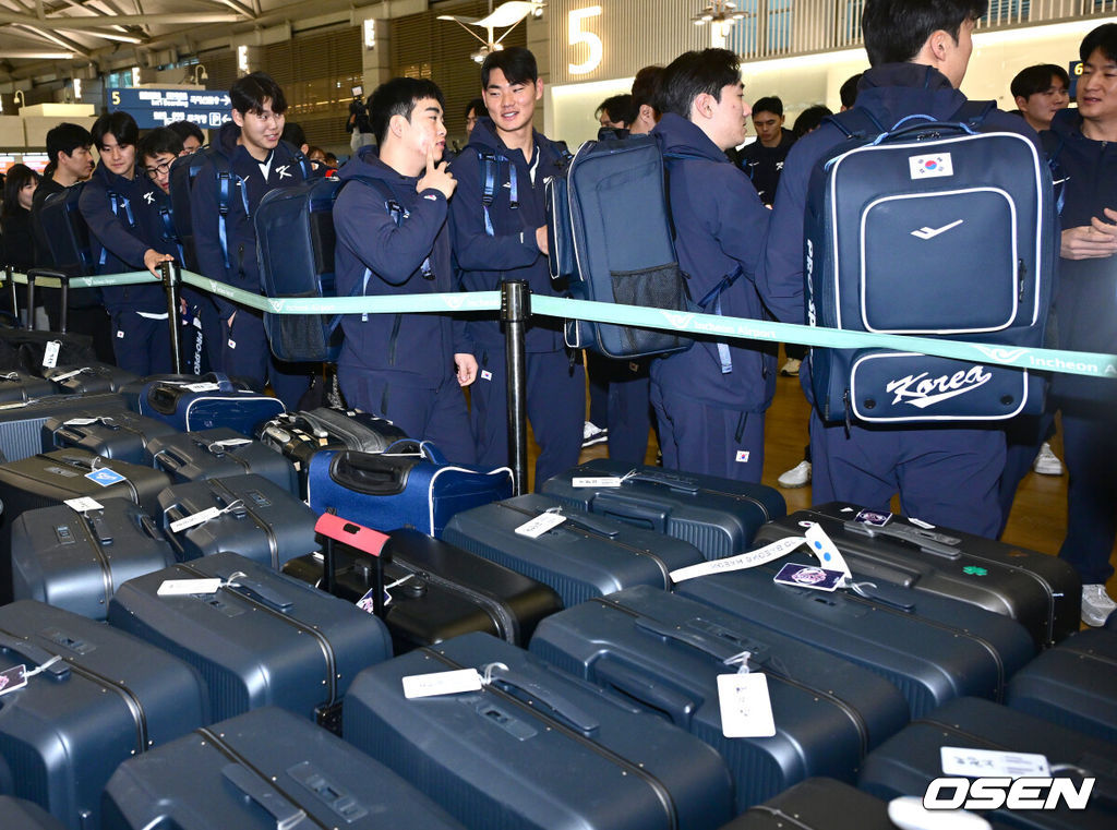 류지현 감독이 이끄는 한국 야구대표팀이 오는 3월 열리는 WBC를 준비하기 위해 9일 오전 인천공항을 통해 미국령 사이판으로 출국했다.류지현호는 9일부터 21일까지 사이판에서 1차 전지훈련 담금질에 나선다.대표팀 선수들이 출국 수속을 밟고 있다. 2026.01.09 / dreamer@osen.co.kr