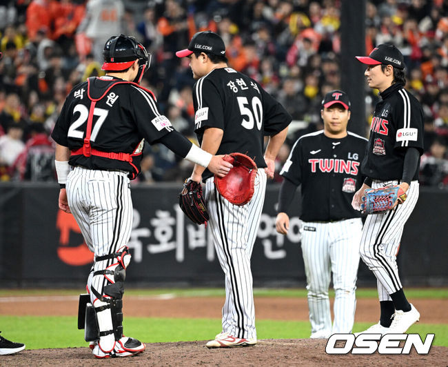 [OSEN=대전, 이대선 기자] 30일 대전 한화생명볼파크에서 2025 신한 SOL Bank KBO리그 포스트시즌 한국시리즈 4차전 한화 이글스와 LG 트윈스의 경기가 열렸다.이날 경기에 한화는 와이스를, LG는 치리노스를 선발투수로 내세웠다. 7회말 2사 1루에서 LG 장현식이 마운드를 내려가고 있다. 2025.10.30 /sunday@osen.co.kr