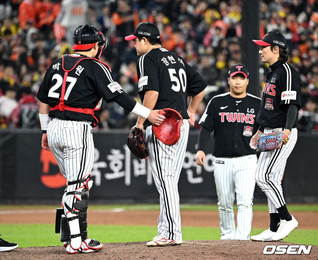 30일 대전 한화생명볼파크에서 2025 신한 SOL Bank KBO리그 포스트시즌 한국시리즈 4차전 한화 이글스와 LG 트윈스의 경기가 열렸다.이날 경기에 한화는 와이스를, LG는 치리노스를 선발투수로 내세웠다. 7회말 2사 1루에서 LG 장현식이 마운드를 내려가고 있다. 2025.10.30 /sunday@osen.co.kr