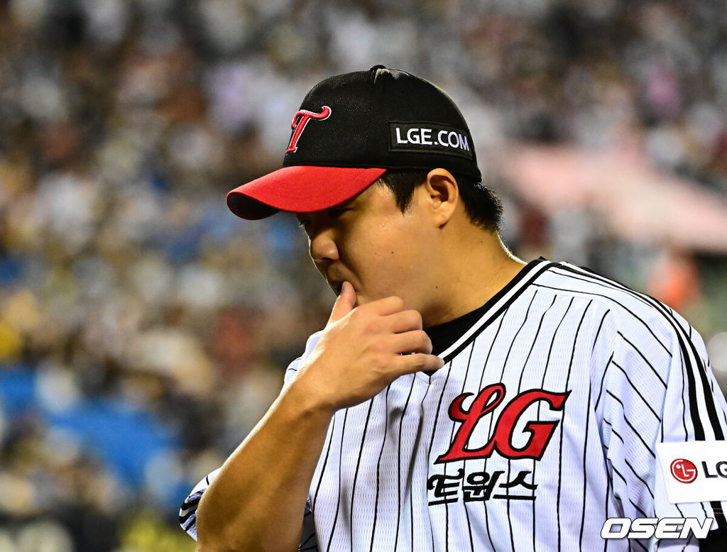 1일 서울 잠실구장에서 ‘2025 신한 SOL Bank KBO리그’ LG 트윈스와 NC 다이노스의 경기가 열렸다. LG는 우승 매직넘버 ‘1’을 남겨두고 있다. 8회초 1사 만루에서 LG 장현식이 교체되고 있다. 2025.10.01 /jpnews@osen.co.kr